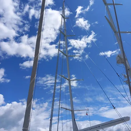 Boat Experience Holiday26 Hotel en barco